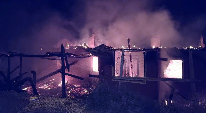 Çorum’da 2 ev küle döndü: 1 ölü 1 yaralı