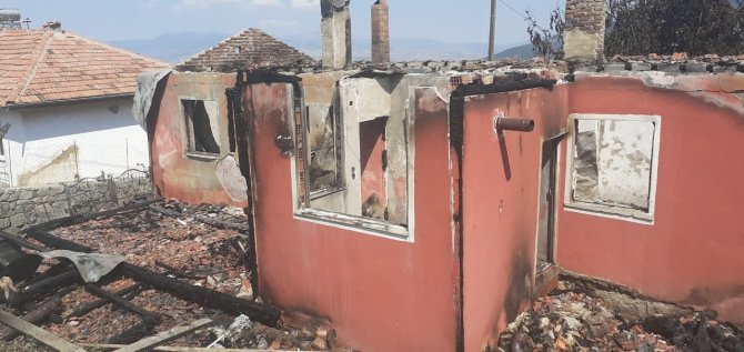 Çorum’da 2 ev küle döndü: 1 ölü 1 yaralı