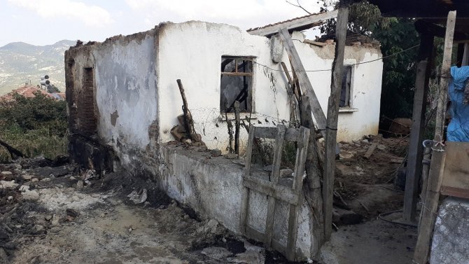 Çorum’da 2 ev küle döndü: 1 ölü 1 yaralı