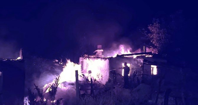 Çorum’da 2 ev küle döndü: 1 ölü 1 yaralı