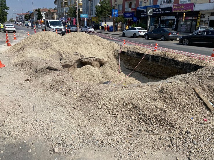 Çukurun üzerinden atlarken düşen motosiklet sürücüsü yaralandı