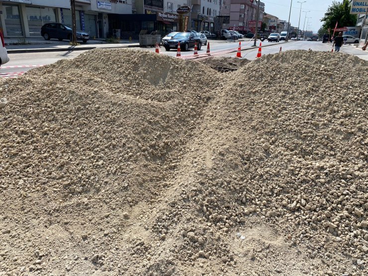 Çukurun üzerinden atlarken düşen motosiklet sürücüsü yaralandı