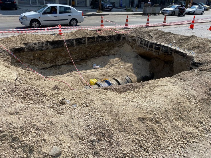 Çukurun üzerinden atlarken düşen motosiklet sürücüsü yaralandı