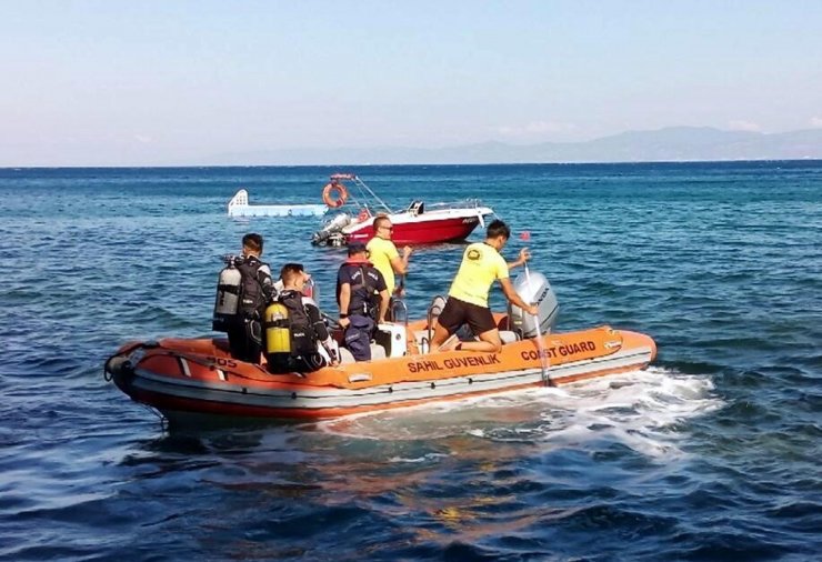 Denizde alabora olan lastik bottaki balıkçı aranıyor