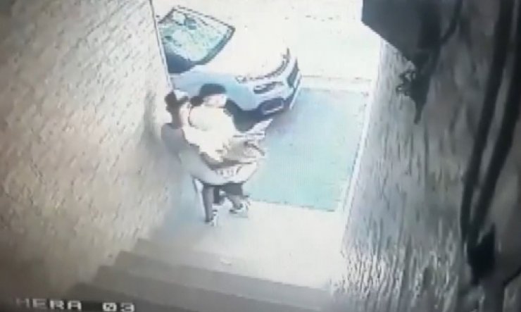 Esenyurt'ta çatı çatı gezip evi soydular; o anlar güvenlik kamerasında