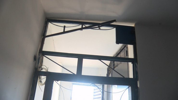 Esenyurt'ta çatı çatı gezip evi soydular; o anlar güvenlik kamerasında