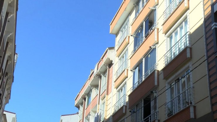 Esenyurt'ta çatı çatı gezip evi soydular; o anlar güvenlik kamerasında