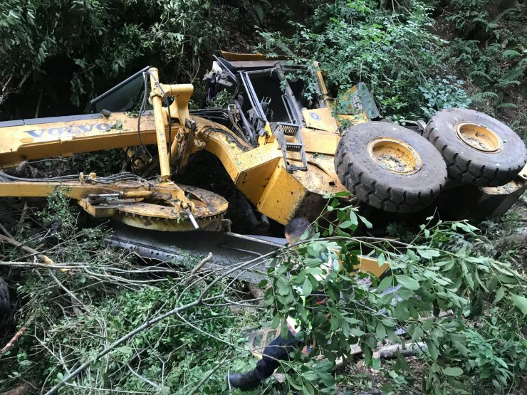 İş makinesiyle uçuruma yuvarlandı, hastanede kurtarılamadı