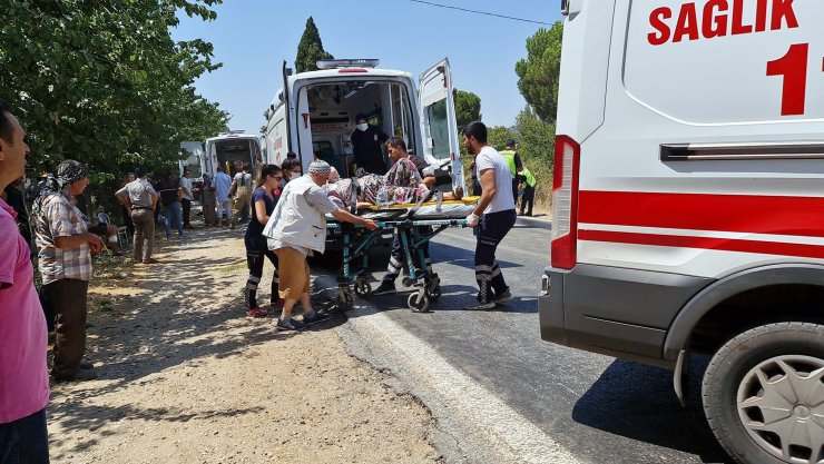 İzmir'de hafif ticari araçlar çarpıştı: 10 yaralı