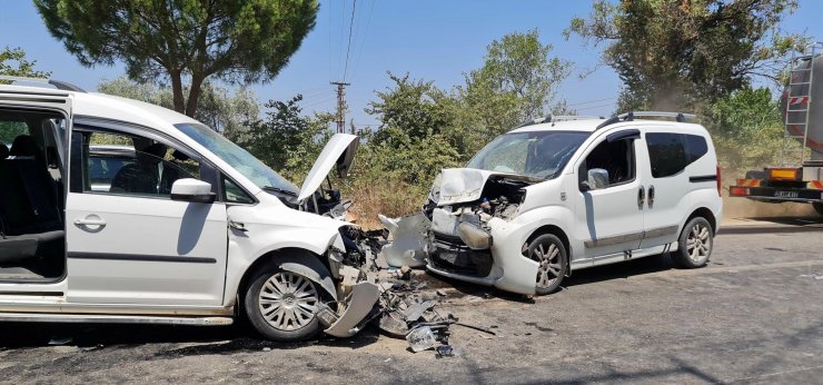 İzmir'de hafif ticari araçlar çarpıştı: 10 yaralı