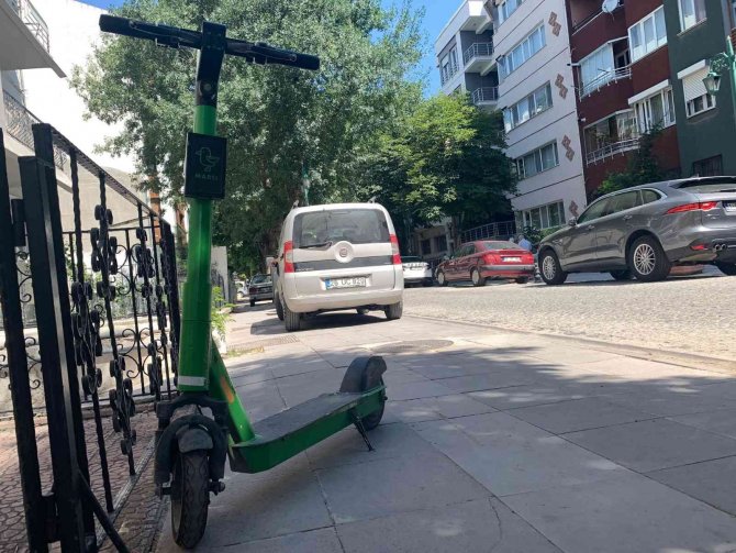 Kaldırıma düzensiz şekilde park edilen scooterlar yaya geçişini engelliyor
