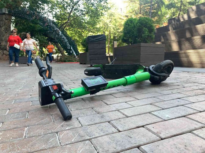 Kaldırıma düzensiz şekilde park edilen scooterlar yaya geçişini engelliyor