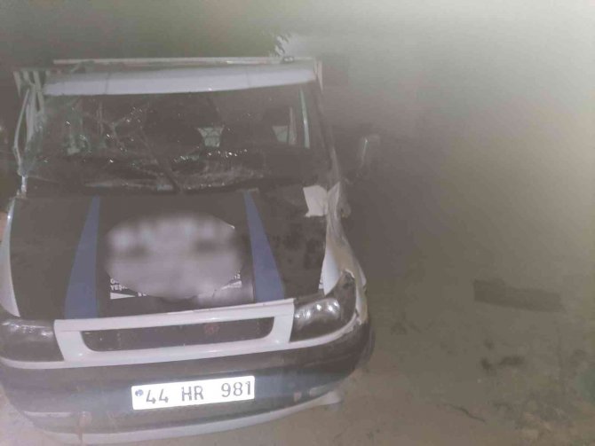 Kamyonet şarampole yuvarlandı: 2’si ağır 3 yaralı