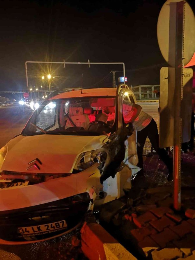 Kamyonetle minibüs çarpıştı: 4 yaralı