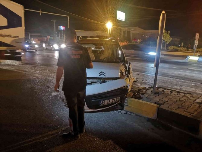 Kamyonetle minibüs çarpıştı: 4 yaralı