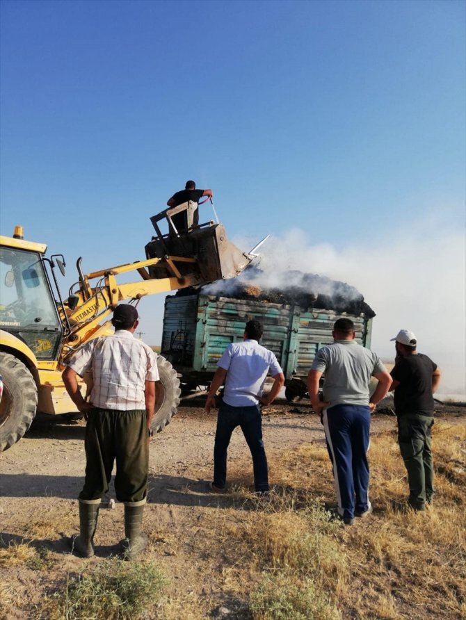 Karaman'da balya yüklü 2 römork yandı