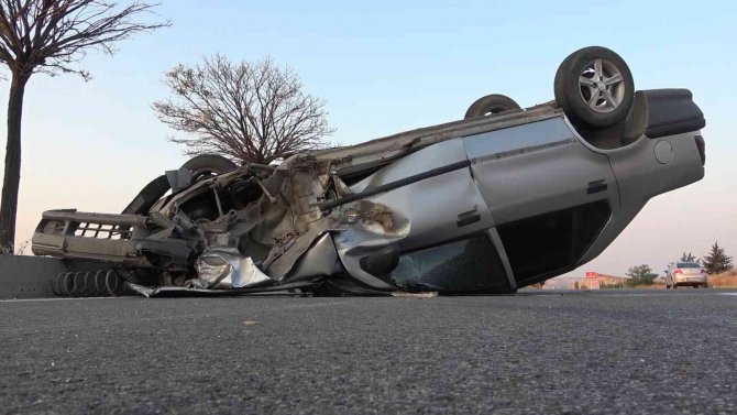 Konya yolundaki tıra çarpan otomobil takla attı: 1 yaralı