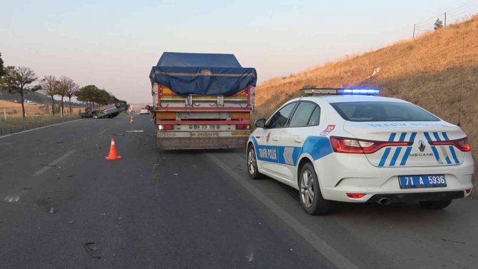 Konya yolundaki tıra çarpan otomobil takla attı: 1 yaralı