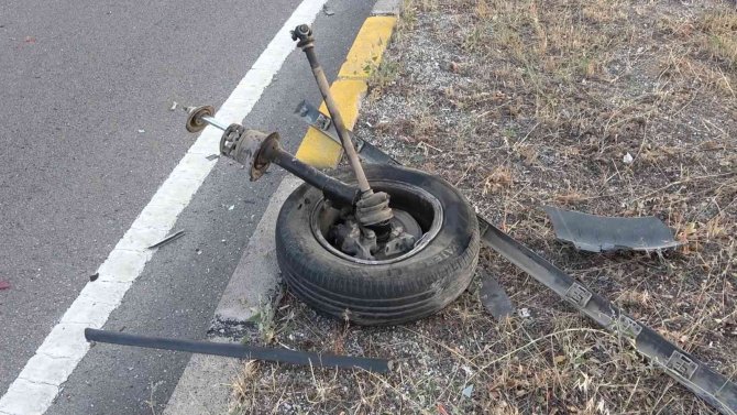 Konya yolundaki tıra çarpan otomobil takla attı: 1 yaralı