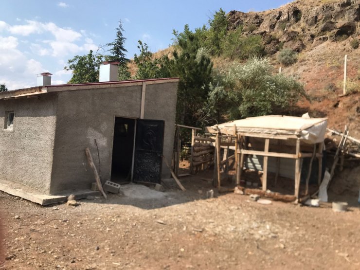 Kümesinde beslediği 120 tavuğu çaldılar