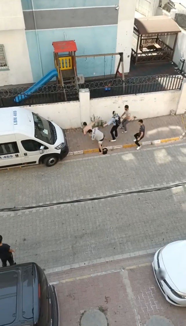 Sevgilisi ile ayrı eve çıkmak isteyen şahsa, sevgilisinin ailesi kaldırım taşı ile saldırdı