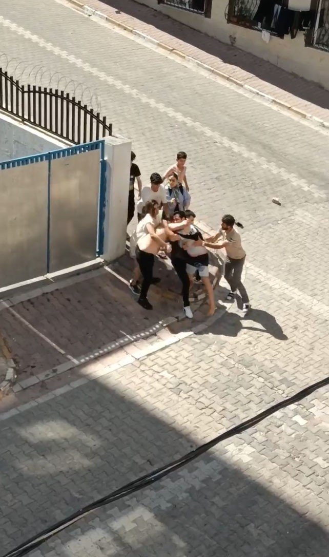 Sevgilisi ile ayrı eve çıkmak isteyen şahsa, sevgilisinin ailesi kaldırım taşı ile saldırdı