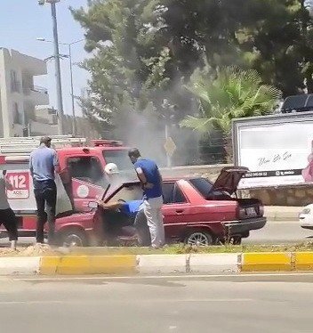 Seyir halindeki otomobil alev aldı