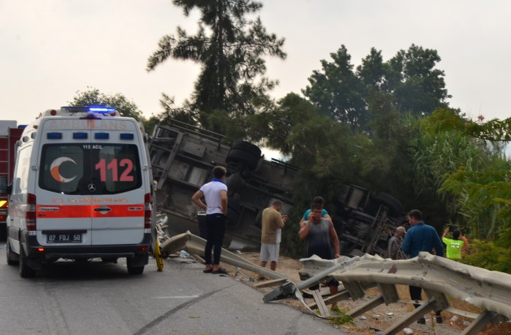 Tur otobüsüyle kamyon çarpıştı: 1 ölü, 7 yaralı