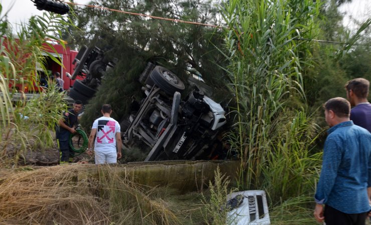 Tur otobüsüyle kamyon çarpıştı: 1 ölü, 7 yaralı
