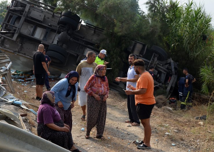 Tur otobüsüyle kamyon çarpıştı: 1 ölü, 7 yaralı