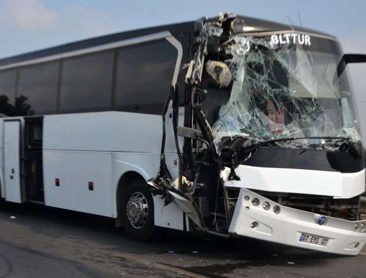 Tur otobüsüyle kamyon çarpıştı: 1 ölü, 7 yaralı