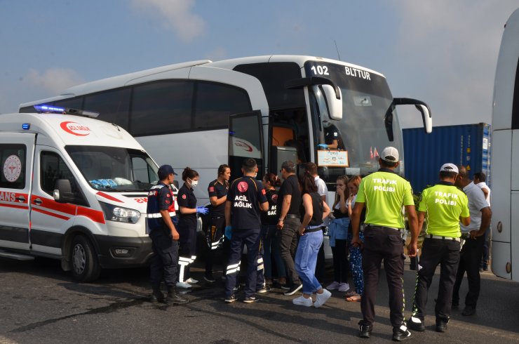 Tur otobüsüyle kamyon çarpıştı: 1 ölü, 7 yaralı