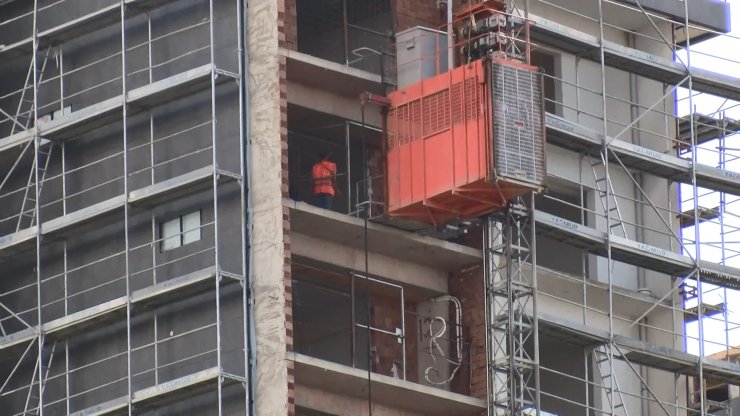 Tuzla'da inşaat işçisi 5'inci kattan düşerek hayatını kaybetti: Ailesi ölümü şüpheli buldu
