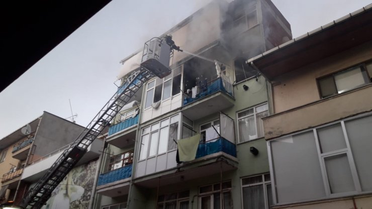 Yanan evin balkonundan alt kata atladı