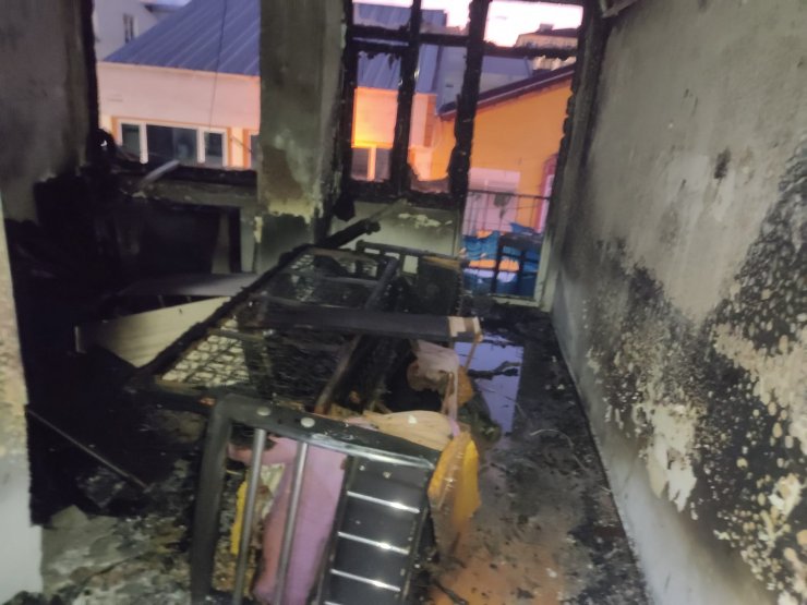 Yanan evin balkonundan alt kata atladı