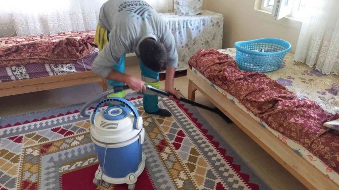 Yaşlı çiftin evi belediye tarafından temizlendi