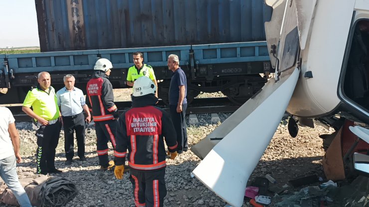 Yük treni, hemzemin geçitte TIR'a çarptı: 1 yaralı