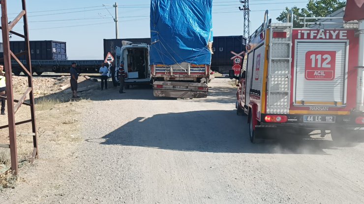 Yük treni, hemzemin geçitte TIR'a çarptı: 1 yaralı