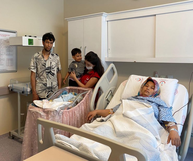 Yunanistan'ın geri ittiği bottaki Afgan Züleyha, nehir kıyısında doğum yaptı