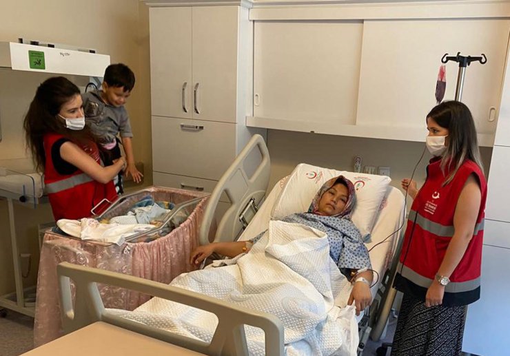 Yunanistan'ın geri ittiği bottaki Afgan Züleyha, nehir kıyısında doğum yaptı