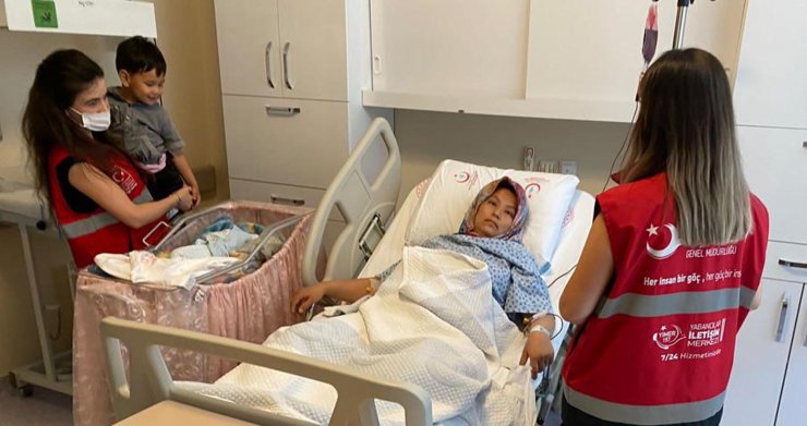 Yunanistan'ın geri ittiği bottaki Afgan Züleyha, nehir kıyısında doğum yaptı