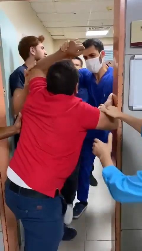 Acil serviste 'maske' uyarısında bulunan doktora saldıran şüpheli serbest