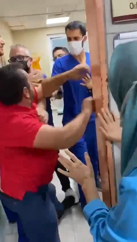 Acil serviste 'maske' uyarısında bulunan doktora saldıran şüpheli serbest