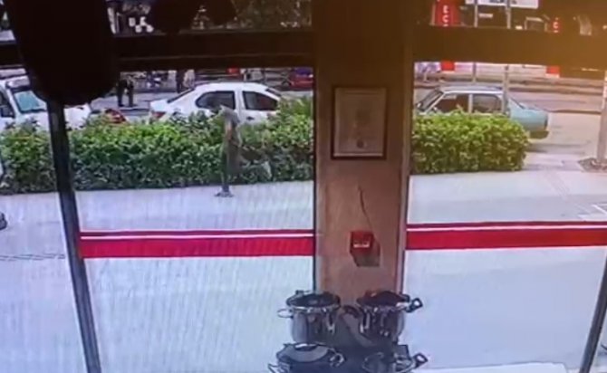 Altın ve para bulamayınca çaldığı otomobili bırakıp kaçtı