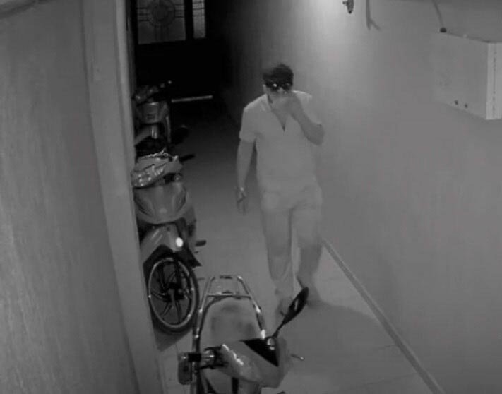 Apartmandan elektrikli motosiklet hırsızlığı kamerada