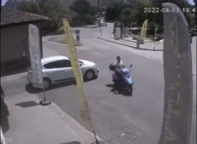 Bursa’da motosiklet kazadan kıl payı kurtuldu