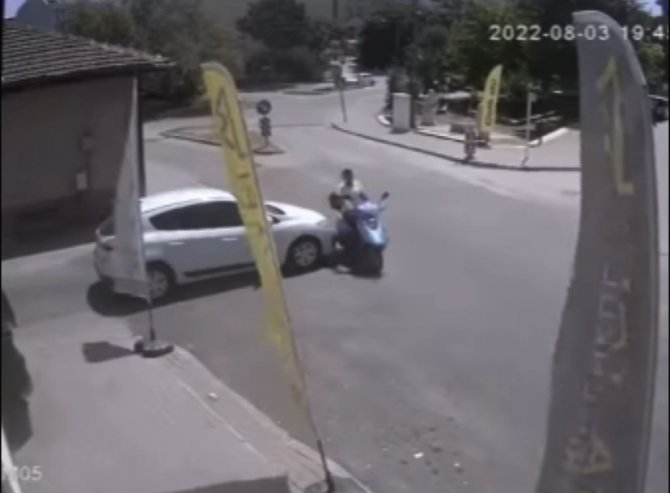Bursa’da motosiklet kazadan kıl payı kurtuldu