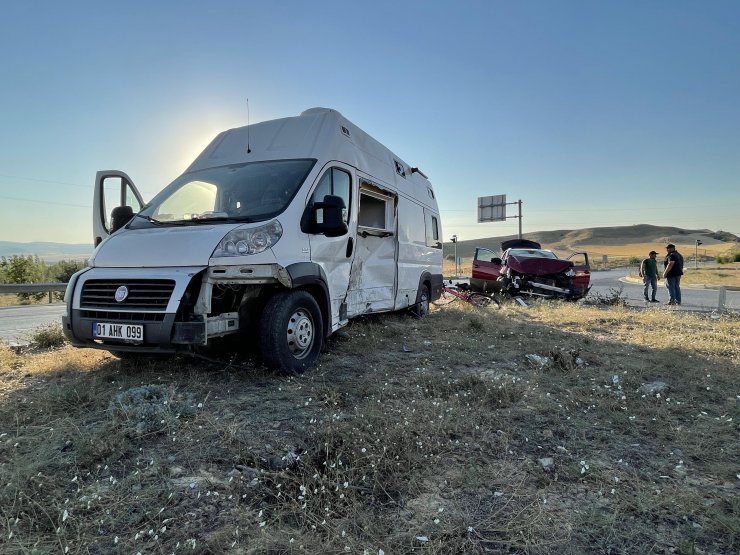 Cip ile karavan kavşakta çarpıştı: 1'i bebek 7 yaralı