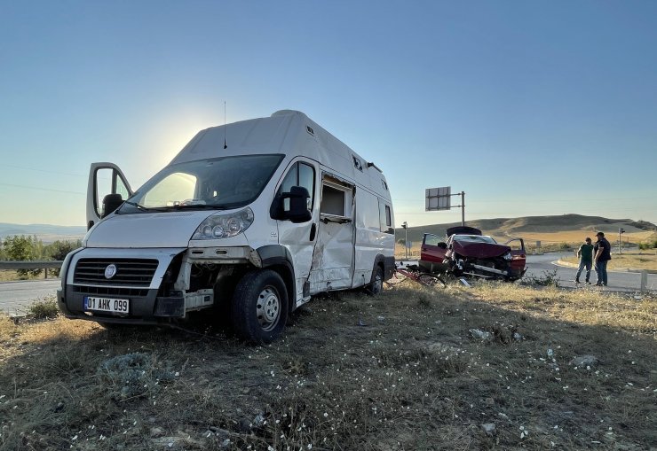 Cip ile karavan kavşakta çarpıştı: 1'i bebek 7 yaralı