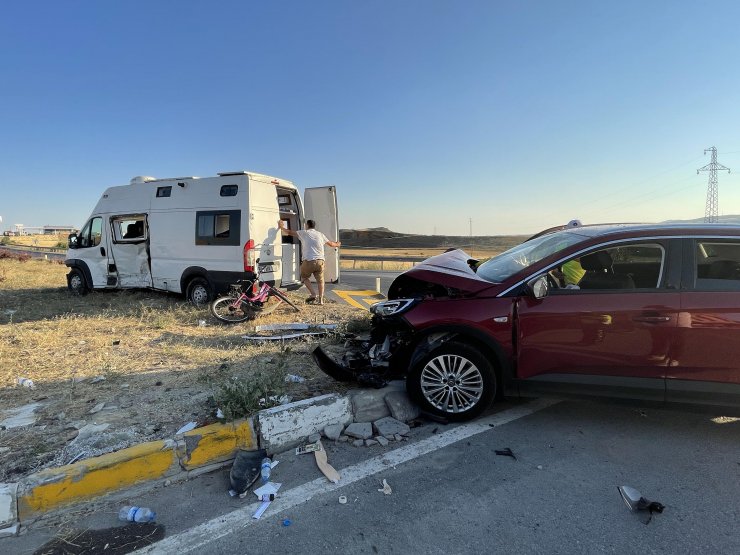 Cip ile karavan kavşakta çarpıştı: 1'i bebek 7 yaralı